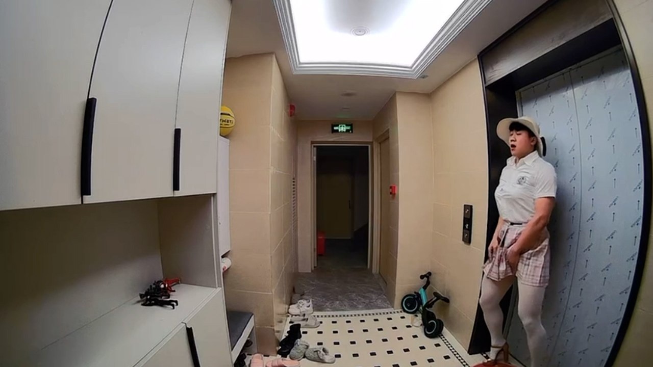 变态男，穿女装尾随女孩回家，在其家门口穿着丝袜摸奶蹭地，打飞机真是辣眼睛。