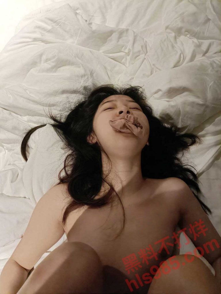 清纯女大学生露脸遭男友在酒店调教，白嫩小穴被男友猛操，后入扣逼跪爬娇喘高潮！