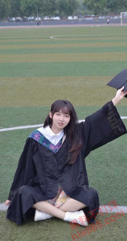 清纯女大学生露脸遭男友在酒店调教，白嫩小穴被男友猛操，后入扣逼跪爬娇喘高潮！