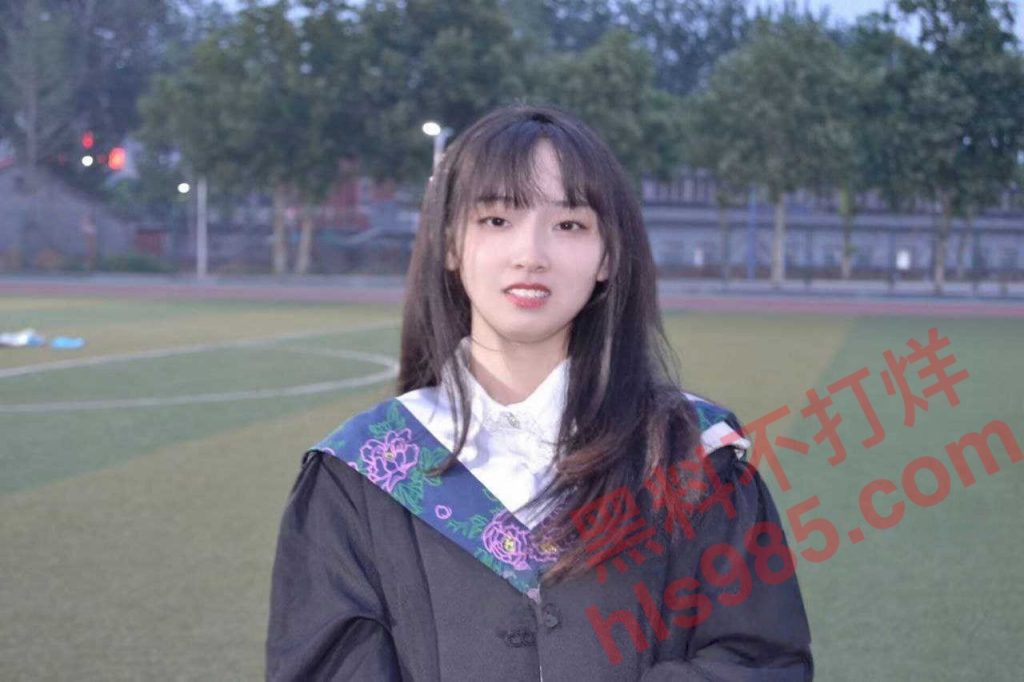 清纯女大学生露脸遭男友在酒店调教，白嫩小穴被男友猛操，后入扣逼跪爬娇喘高潮！