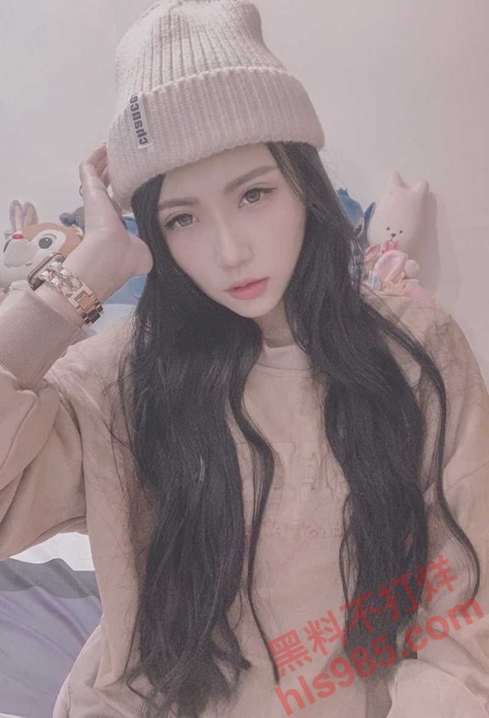 高颜值反差妹网调视频曝光，脱光JK制服露奶抠穴，头套蕾丝内裤骚气放尿，满口淫话邀请主人免费操！